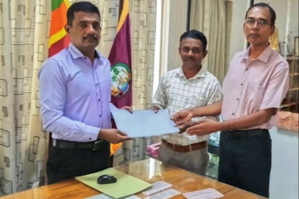 பழமையான ஆலமரத்தைப் பாதுகாக்குமாறு கிளிநொச்சி அரச அதிபரிடம் மனு!