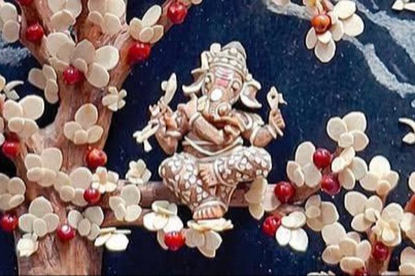 விநாயகர் சதுர்த்தி: 2 செ.மீ. சந்தன கட்டையில் ‘குழலூதும் கணபதி’ நுண்சிற்பம் 