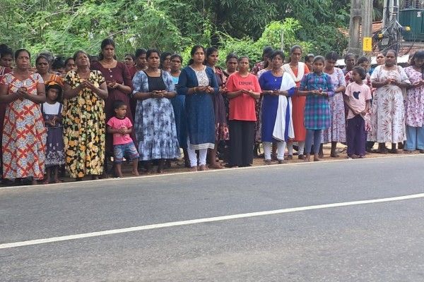  அனோஜனின் விடுதலைக்காக வளத்தாப்பிட்டியில் மக்கள் கவனயீர்ப்பு போராட்டம் 