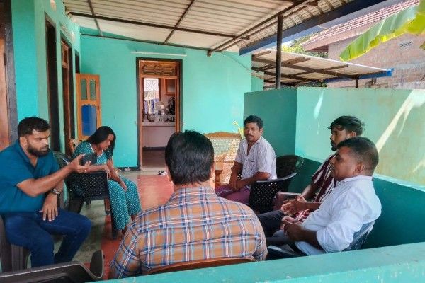 அனோஜனின் வீட்டுக்குச் சென்றார் காரைதீவு தவிசாளர்